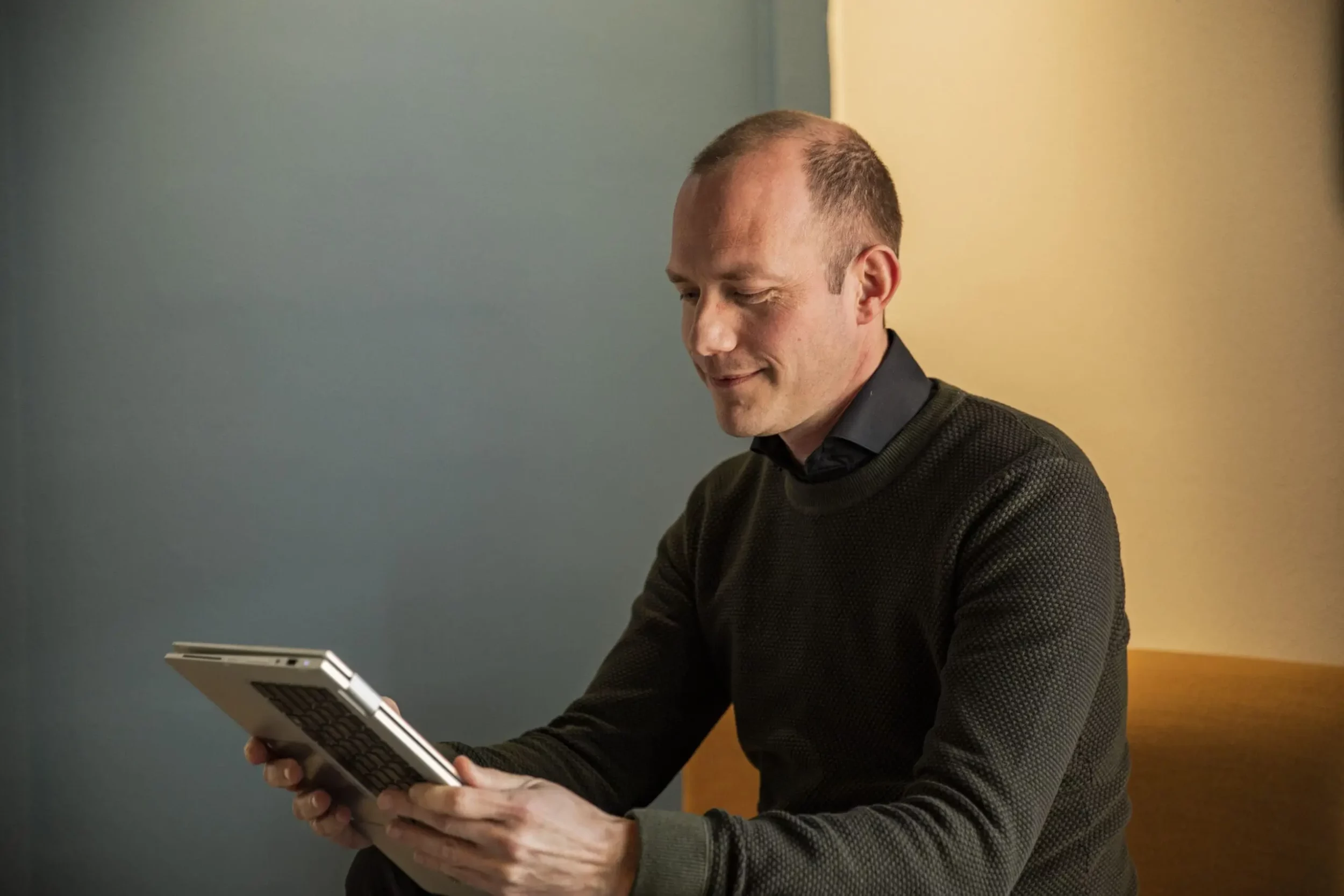 Freek de Haaij bezig op een tablet.