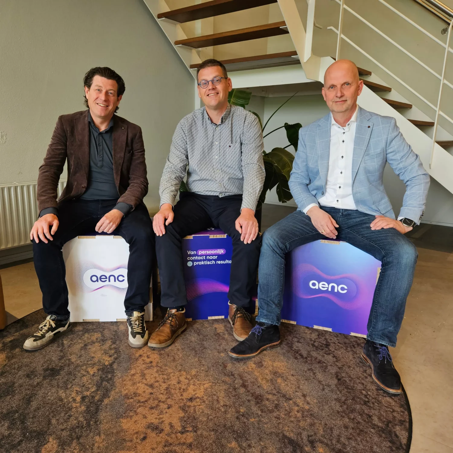 Bas, Niek en Ad zitten op AENC-kubussen.